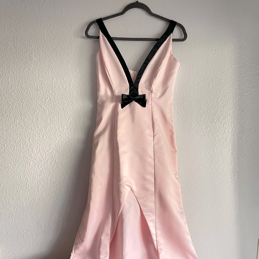 Stunning 90s Prom Dress
Pink & Black deep V satin formal gown with front bow.